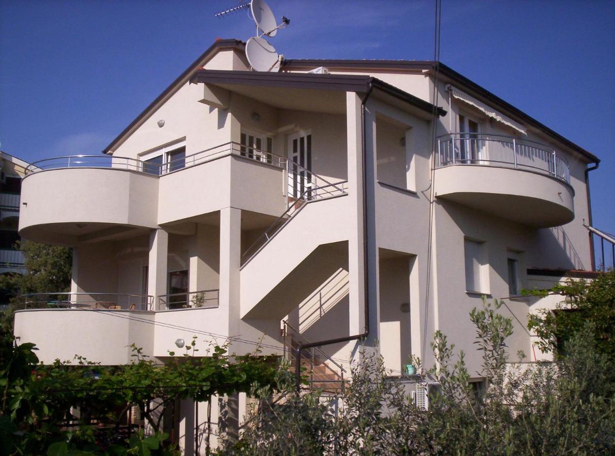 Apartment For Two 200M From The Beach Pula Bagian luar foto