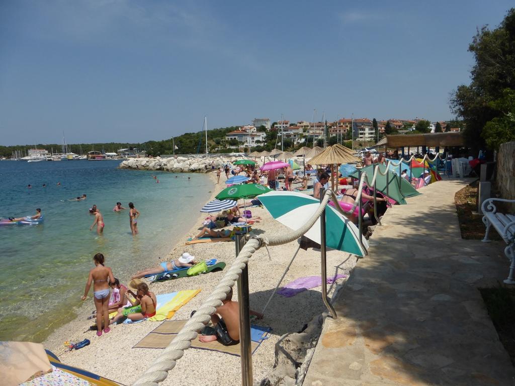 Apartment For Two 200M From The Beach Pula Bagian luar foto